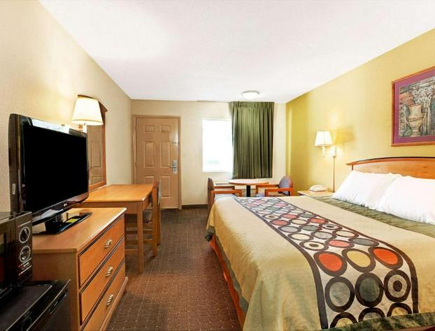 Super 8 by Wyndham Charlotte Downtown Area hotel detail image 4