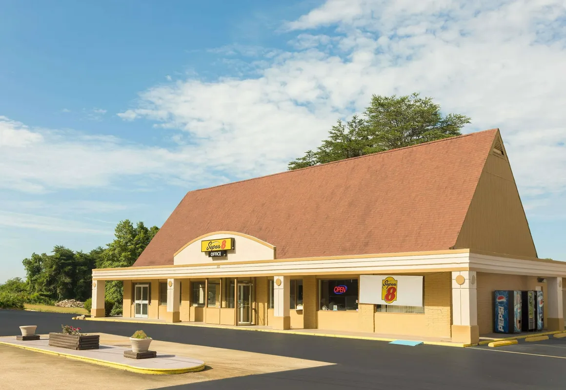 Super 8 by Wyndham Asheville Airport hotel hero