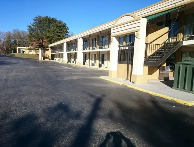 Super 8 by Wyndham Asheville Airport hotel detail image 4