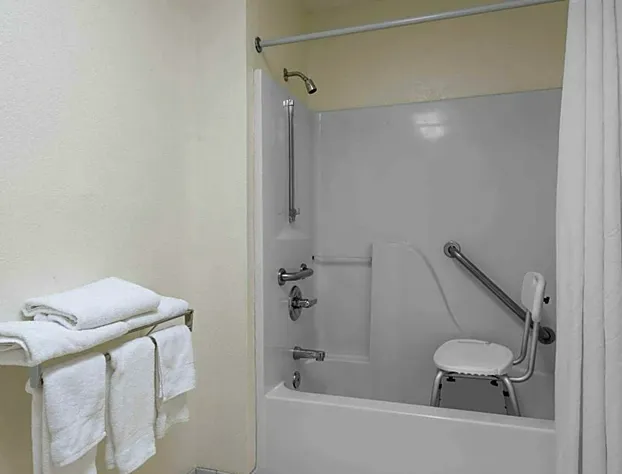 Super 8 by Wyndham Fayetteville hotel detail image 4