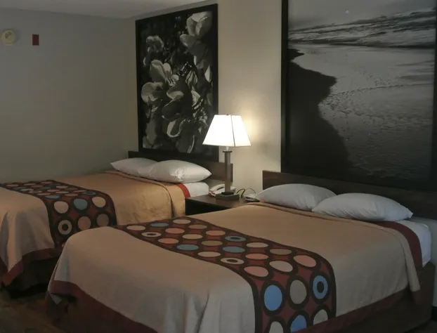Super 8 by Wyndham Fayetteville hotel detail image 2