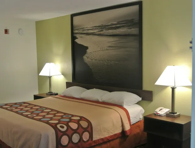 Super 8 by Wyndham Fayetteville hotel detail image 4