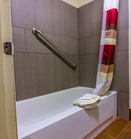 Red Roof Inn & Suites Piqua - I-75 hotel detail image 3