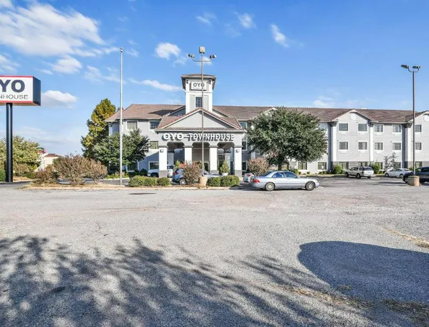 OYO Townhouse Oklahoma City Airport hotel detail image 1