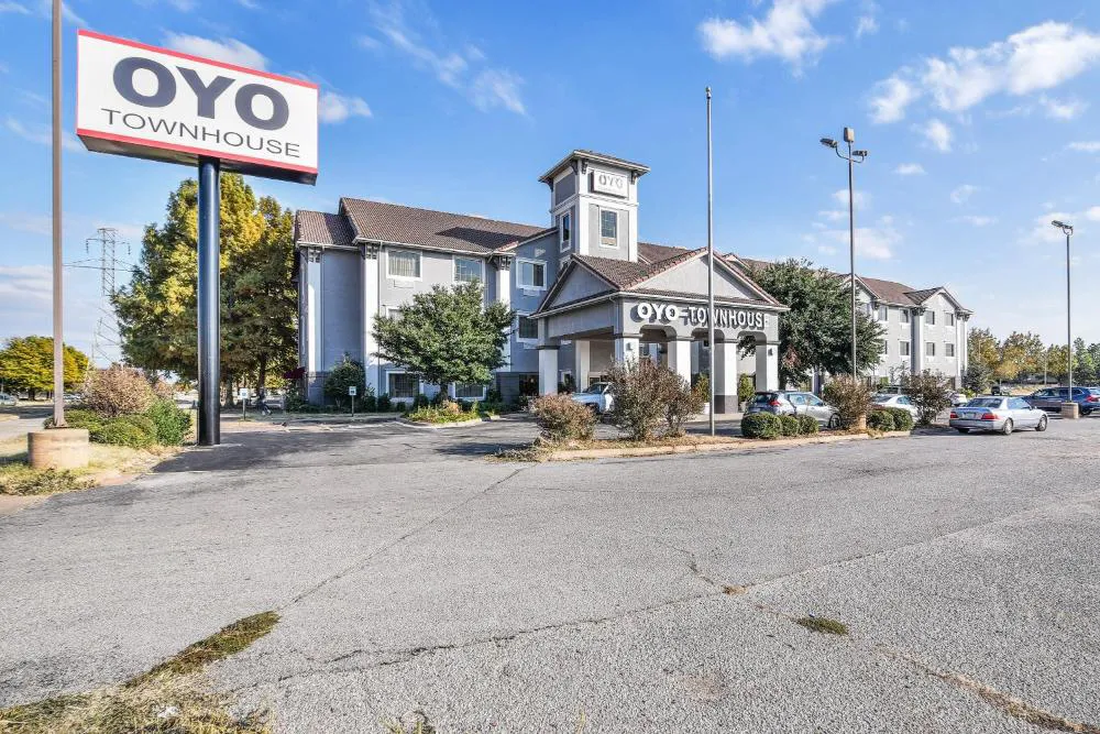 OYO Townhouse Oklahoma City Airport hotel hero
