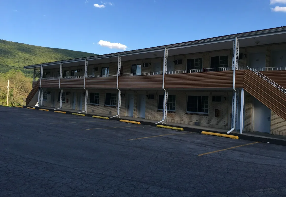 Relax Inn Altoona hotel hero