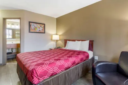 Econo Lodge Inn & Suites Dickson hotel detail image 1