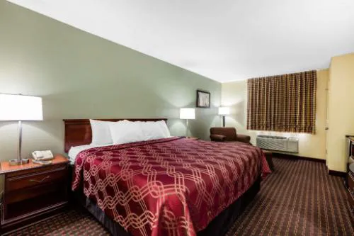 Econo Lodge Inn & Suites Dickson hotel detail image 3