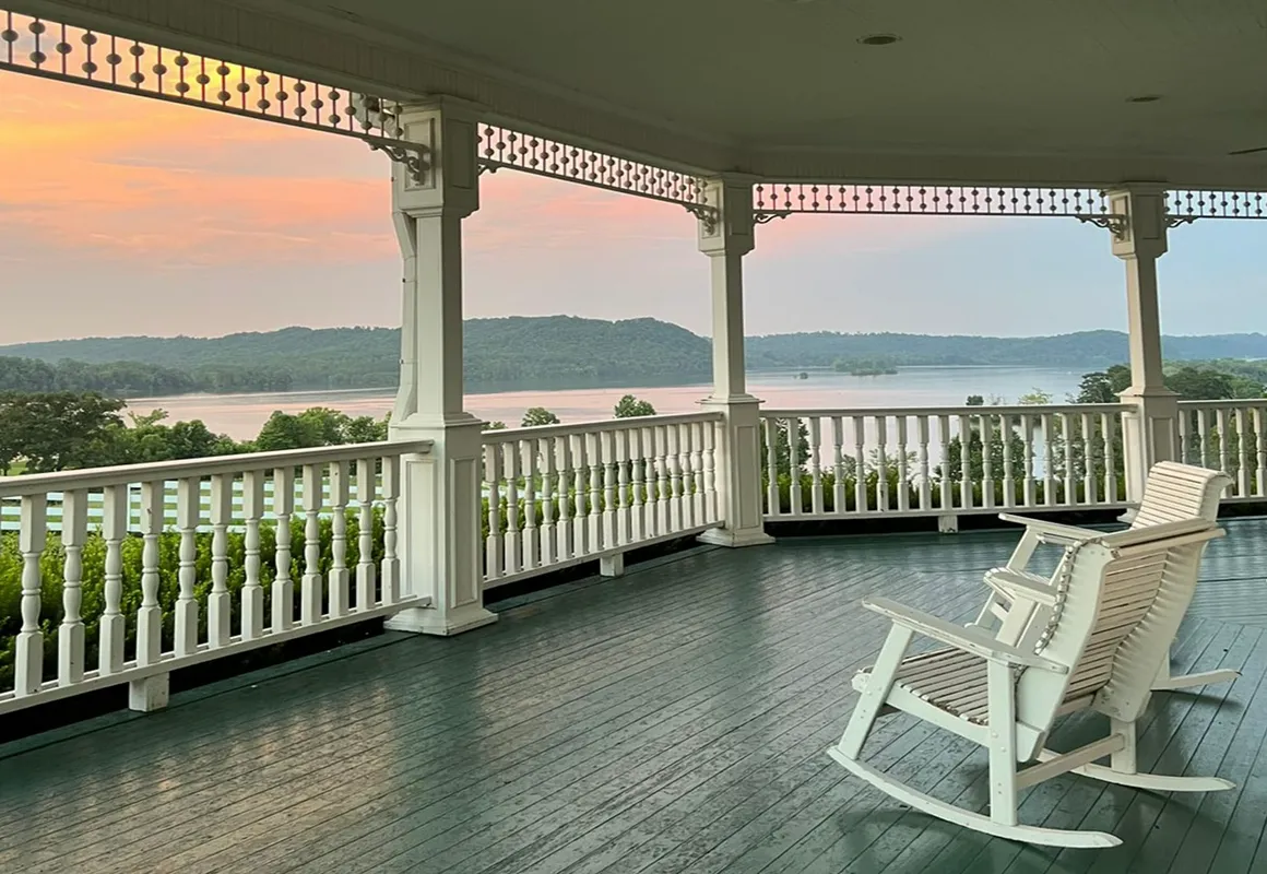 Whitestone Inn hotel hero