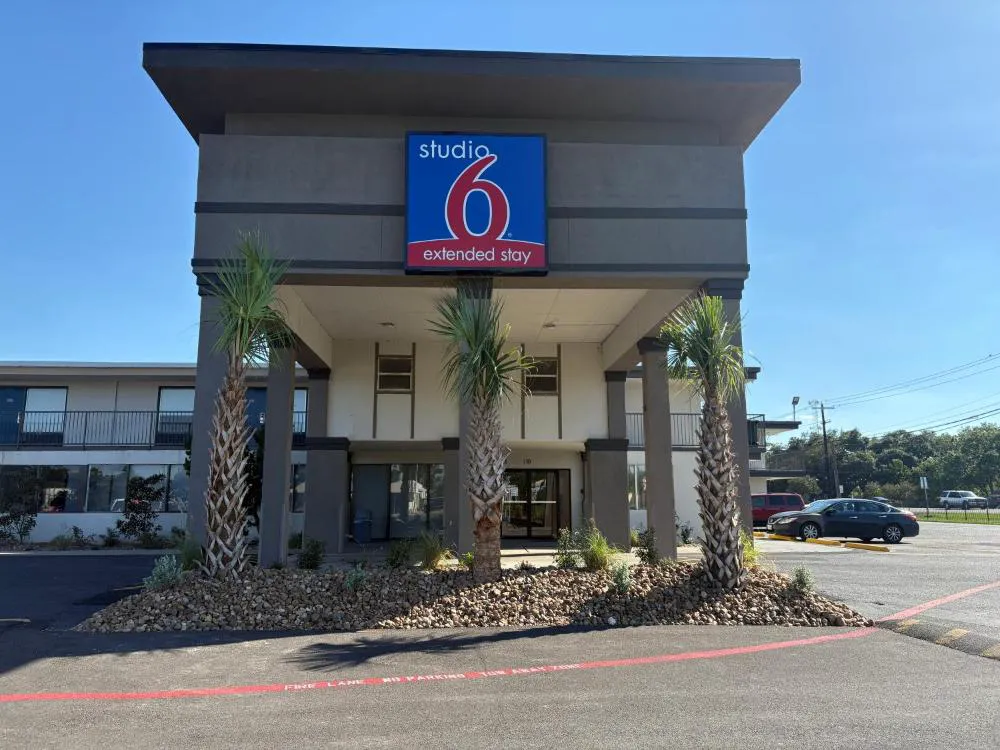 Studio 6 Alvin, TX hotel hero