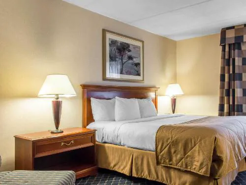 Clarion Hotel & Conference Center Ronkonkoma MacArthur Airport hotel detail image 2