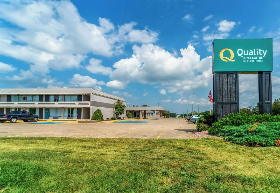 Quality Inn & Suites Vandalia near I-70 and Hwy 51 hotel hero