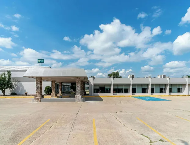 Quality Inn & Suites Vandalia near I-70 and Hwy 51 hotel detail image 2