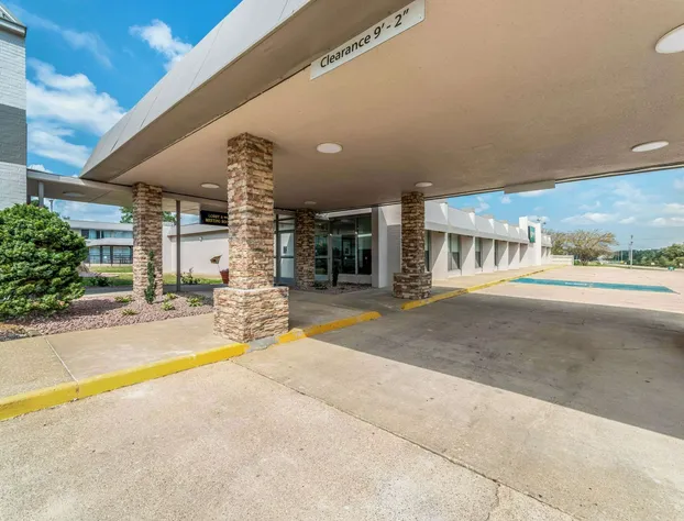 Quality Inn & Suites Vandalia near I-70 and Hwy 51 hotel detail image 3