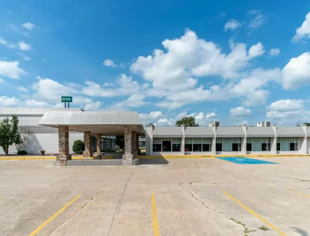 Quality Inn & Suites Vandalia near I-70 and Hwy 51 hotel detail image 1