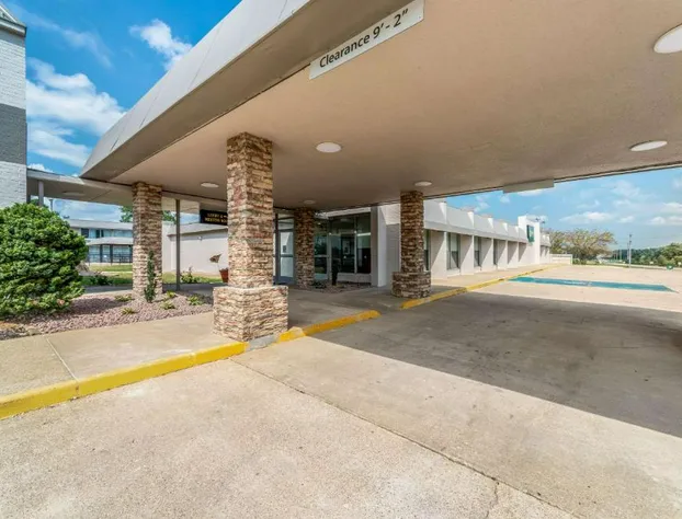 Quality Inn & Suites Vandalia near I-70 and Hwy 51 hotel detail image 3