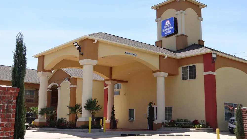 Regency Inn & Suites - Baytown hotel hero
