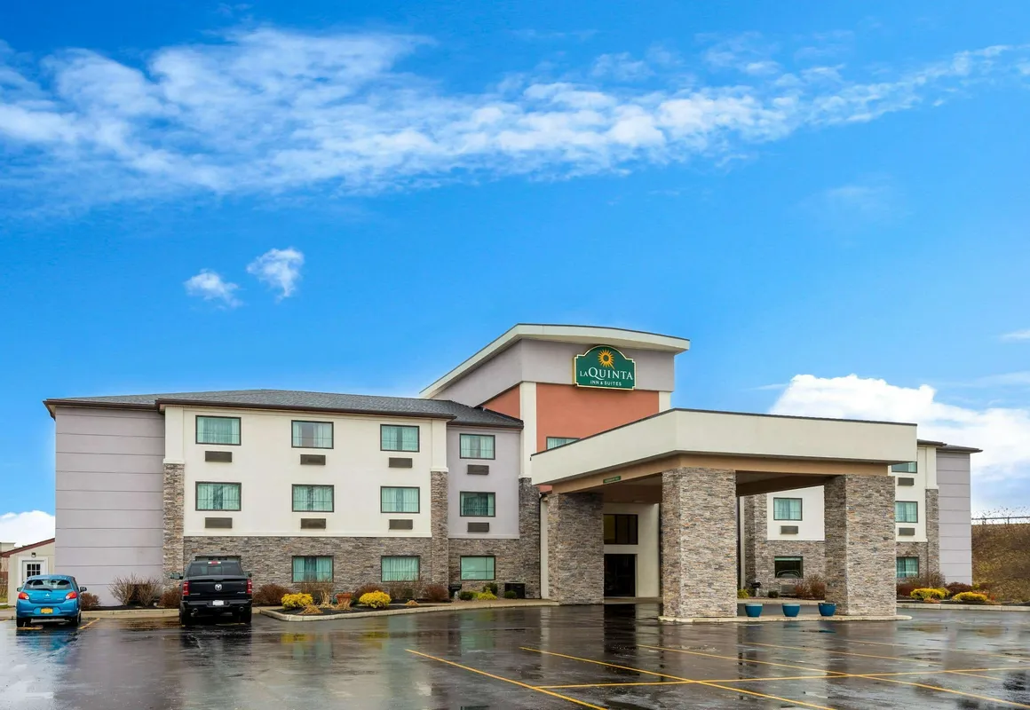 La Quinta Inn & Suites by Wyndham Batavia hotel hero