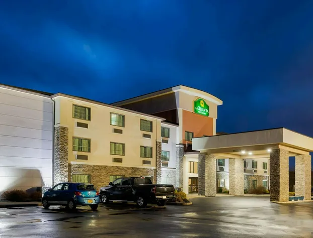 La Quinta Inn & Suites by Wyndham Batavia hotel detail image 1