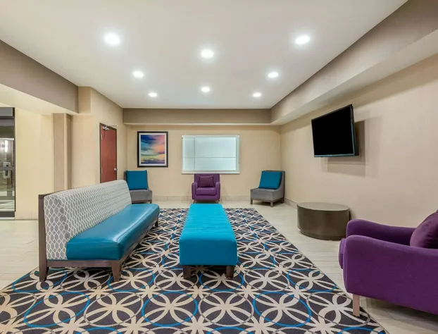 La Quinta Inn & Suites by Wyndham Batavia hotel detail image 4