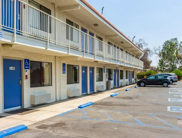 Motel 6 Bakersfield, CA - Convention Center hotel detail image 2