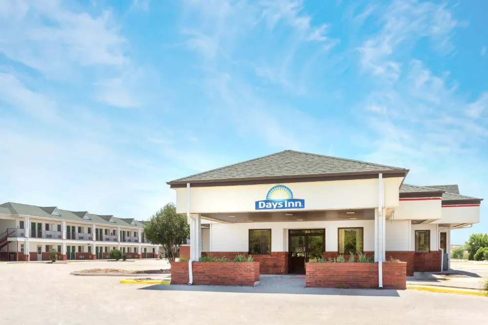 Days Inn by Wyndham Paxton hotel hero