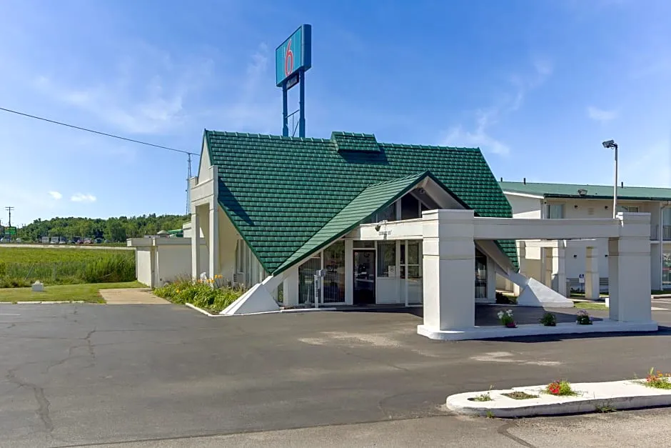 Motel 6-Geneva, OH hotel hero