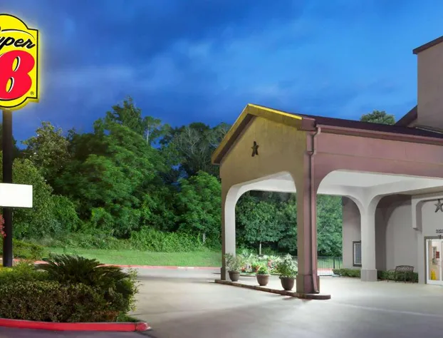 Super 8 by Wyndham Huntsville hotel detail image 1