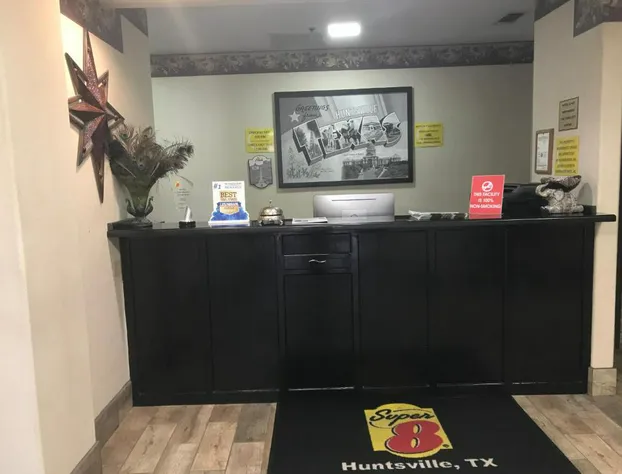 Super 8 by Wyndham Huntsville hotel detail image 4