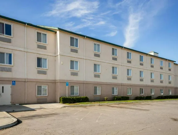 Howard Johnson by Wyndham Lemoore hotel detail image 2