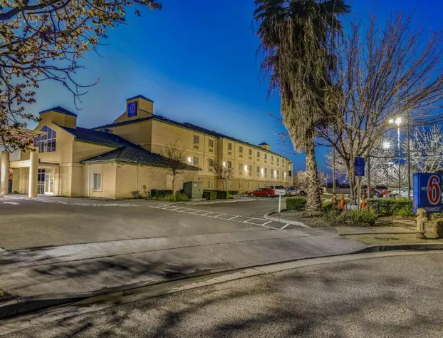 Howard Johnson by Wyndham Lemoore hotel detail image 3