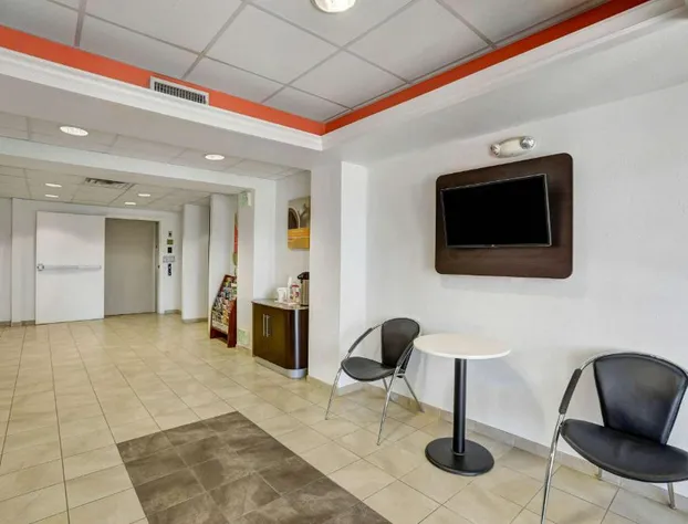 Howard Johnson by Wyndham Lemoore hotel detail image 4