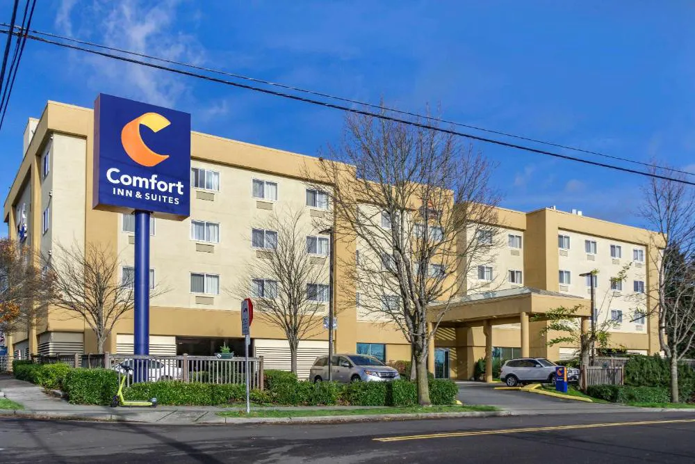 Comfort Inn & Suites Seattle North hotel hero