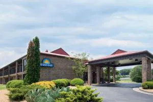 Days Inn by Wyndham Fort Payne hotel hero