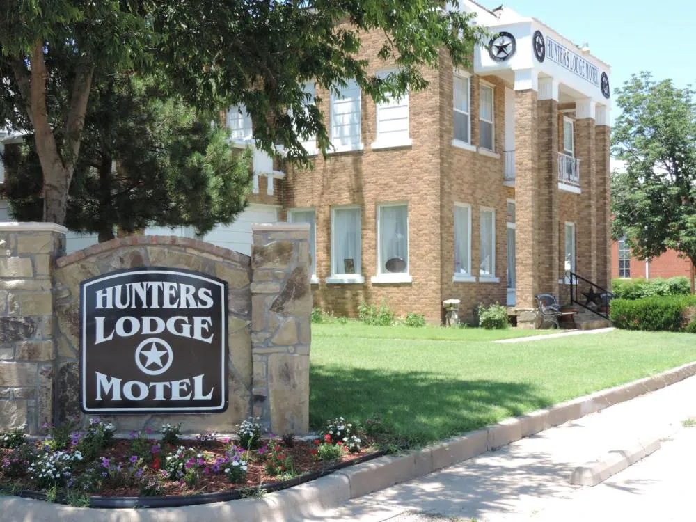 Hunters Lodge Motel hotel hero
