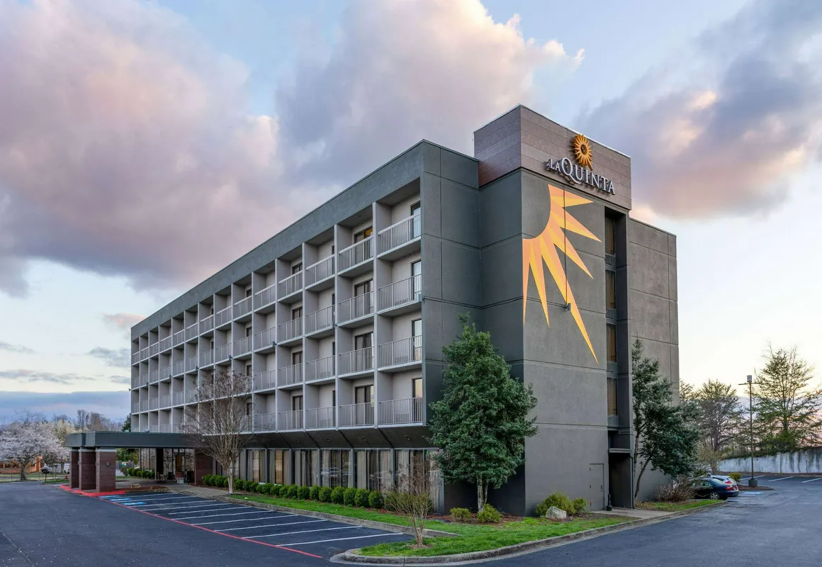 La Quinta Inn & Suites by Wyndham Kingsport TriCities hotel hero