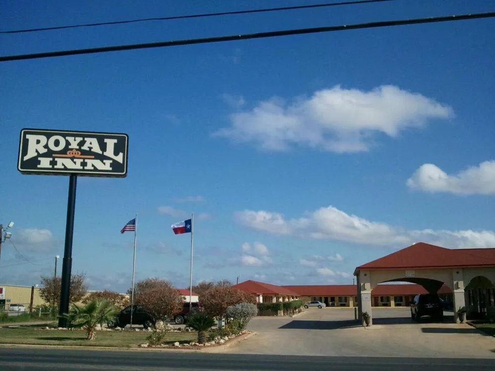 Royal Inn Pearsall hotel hero