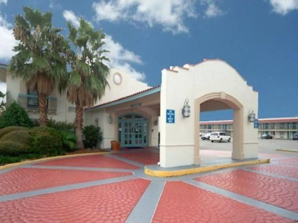 La Quinta Inn by Wyndham New Orleans Causeway hotel hero