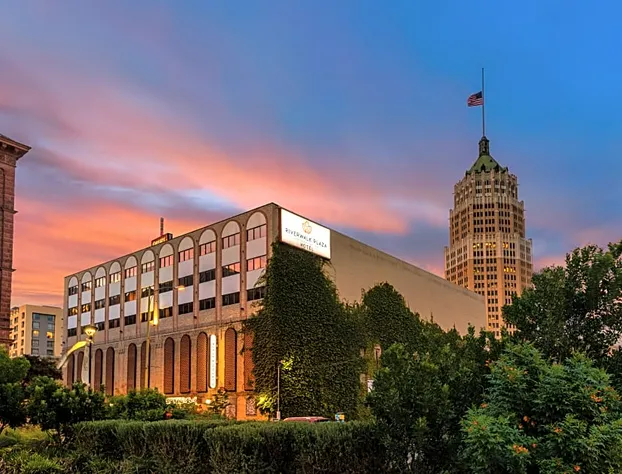 Riverwalk Plaza hotel detail image 1