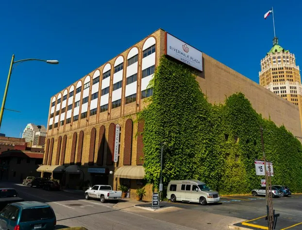 Riverwalk Plaza hotel detail image 1