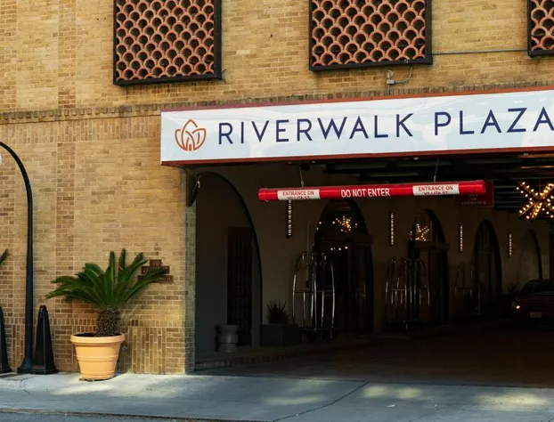 Riverwalk Plaza hotel detail image 2