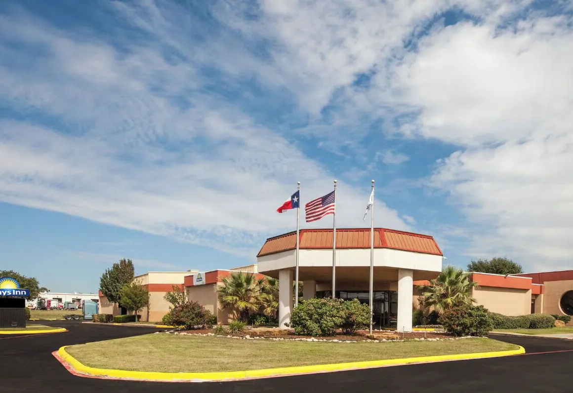 Days Inn by Wyndham Sherman hotel hero