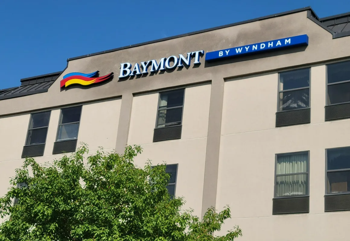 Baymont by Wyndham Thornton hotel hero