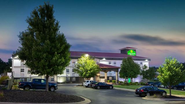 La Quinta Inn & Suites by Wyndham Blue Springs hotel detail image 3