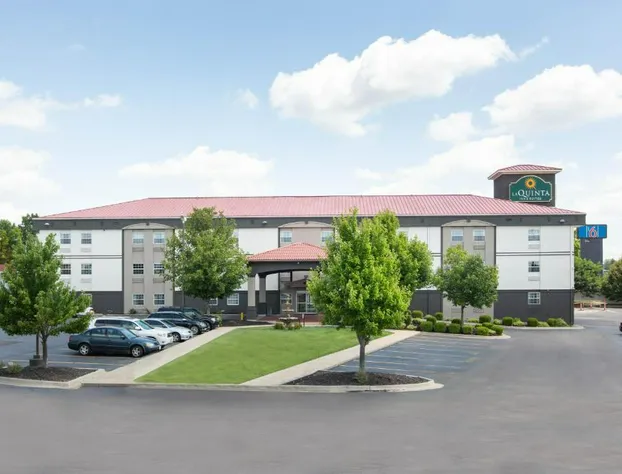 La Quinta Inn & Suites by Wyndham Blue Springs hotel detail image 2