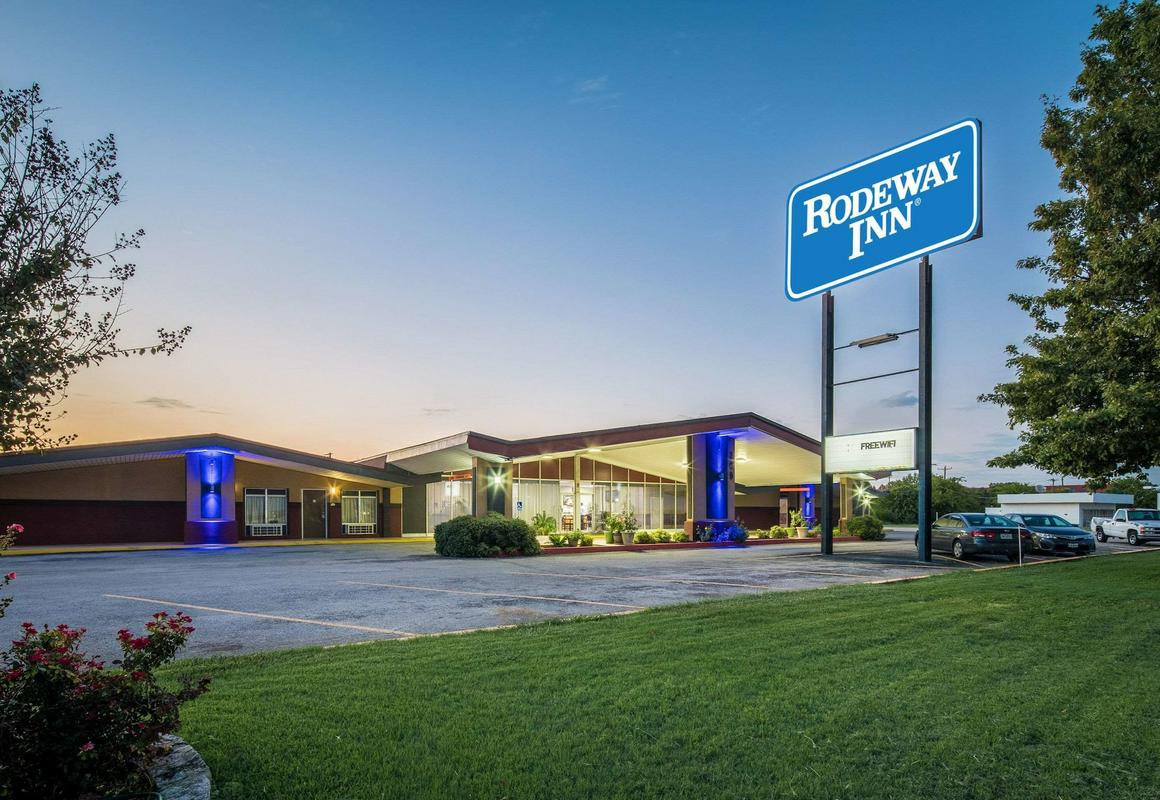 Rodeway Inn hotel hero