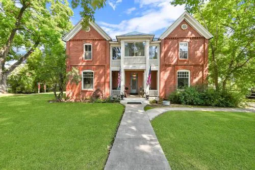 Valley House Inn hotel hero