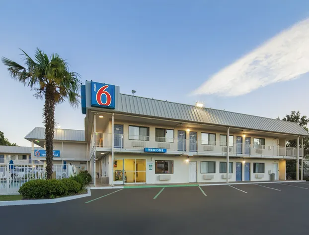 Motel 6 Woodland, CA – Sacramento Airport hotel detail image 1