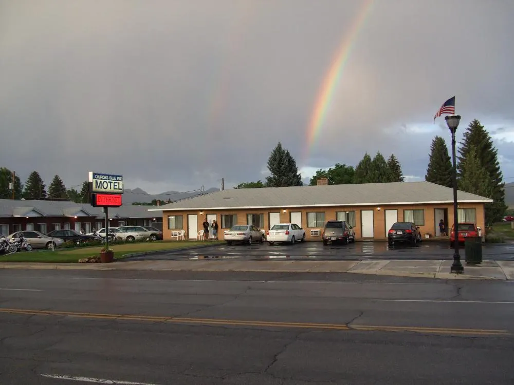 Blue Pine Motel hotel hero