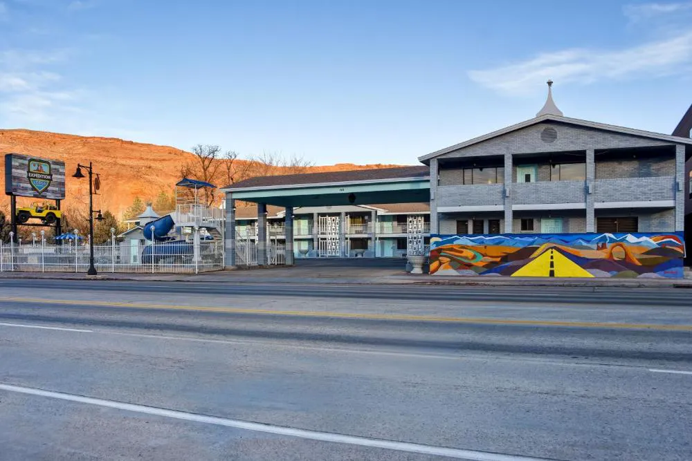 Expedition Lodge Moab Arches National Park hotel hero